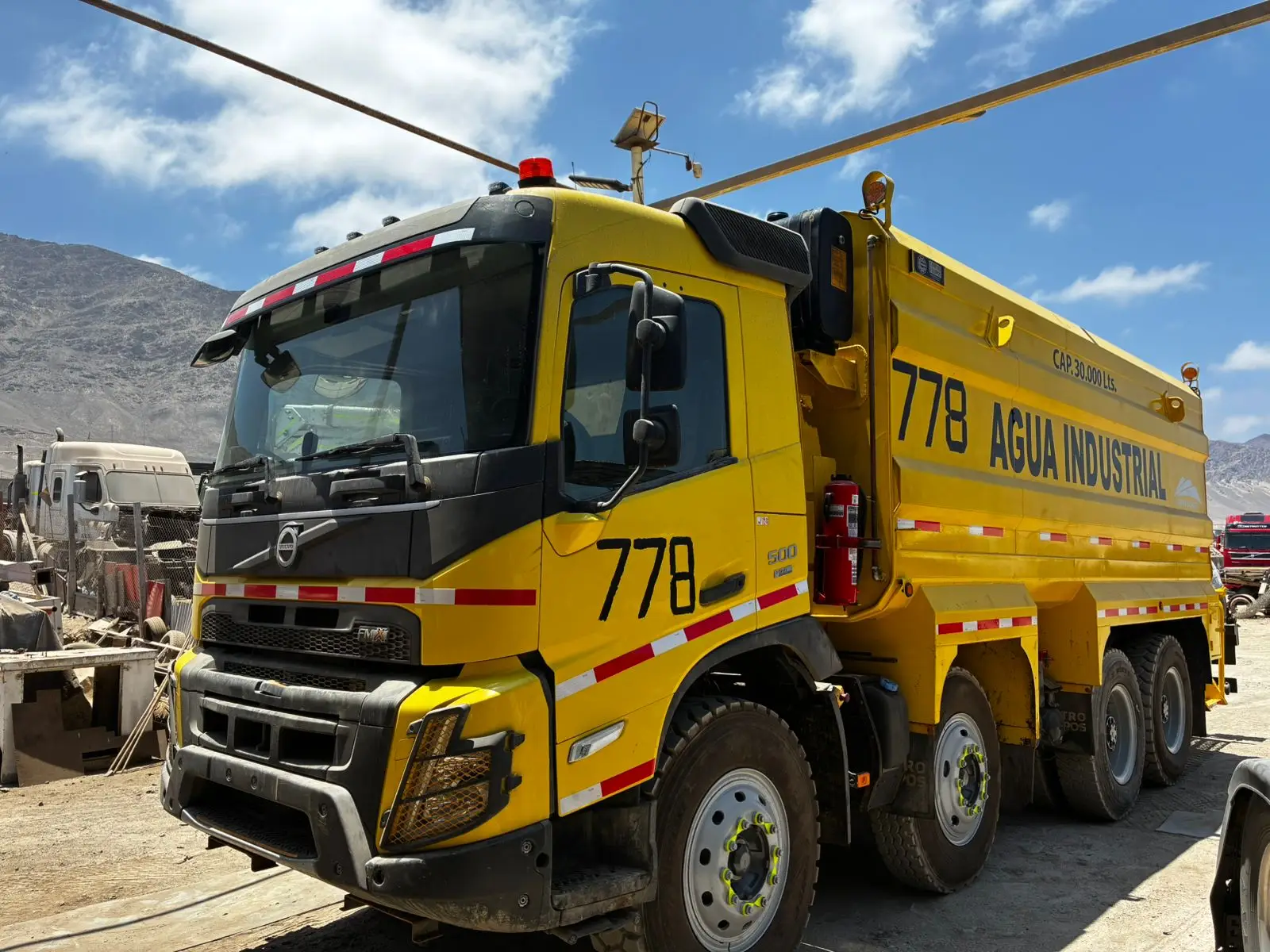 Equipo realizando revisión en faena