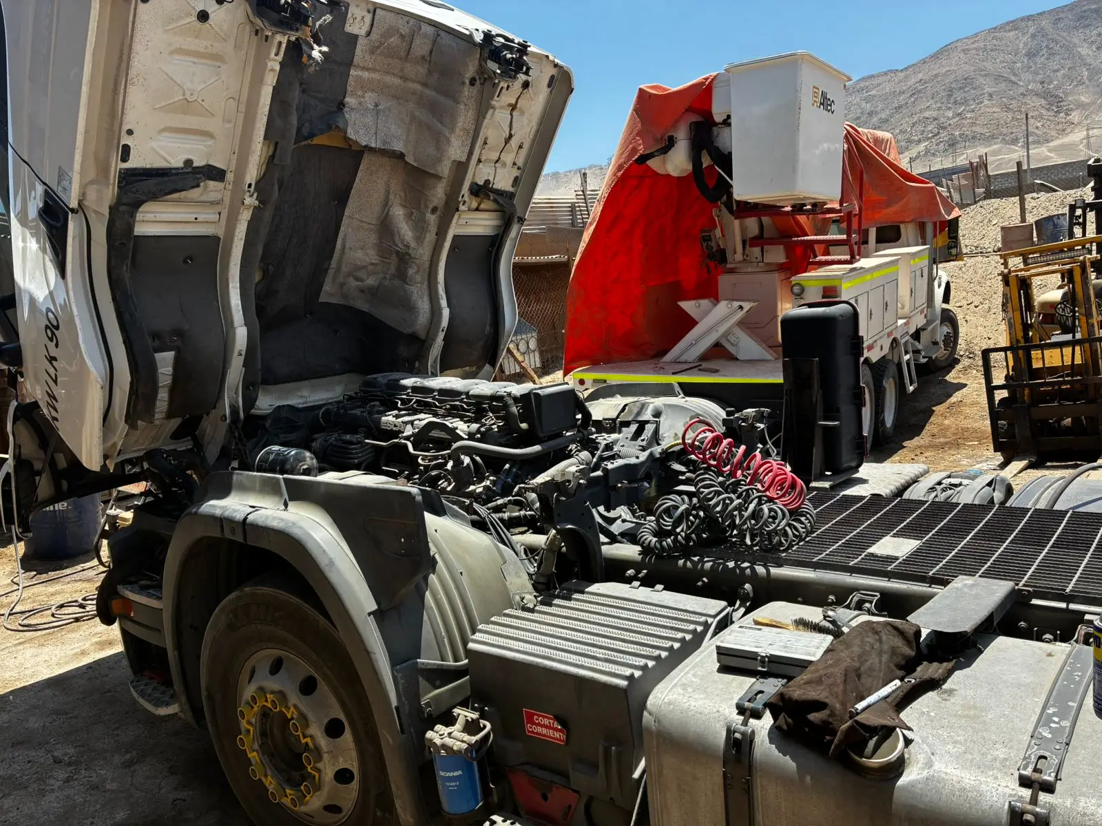 Camión minero durante intervención mecánica