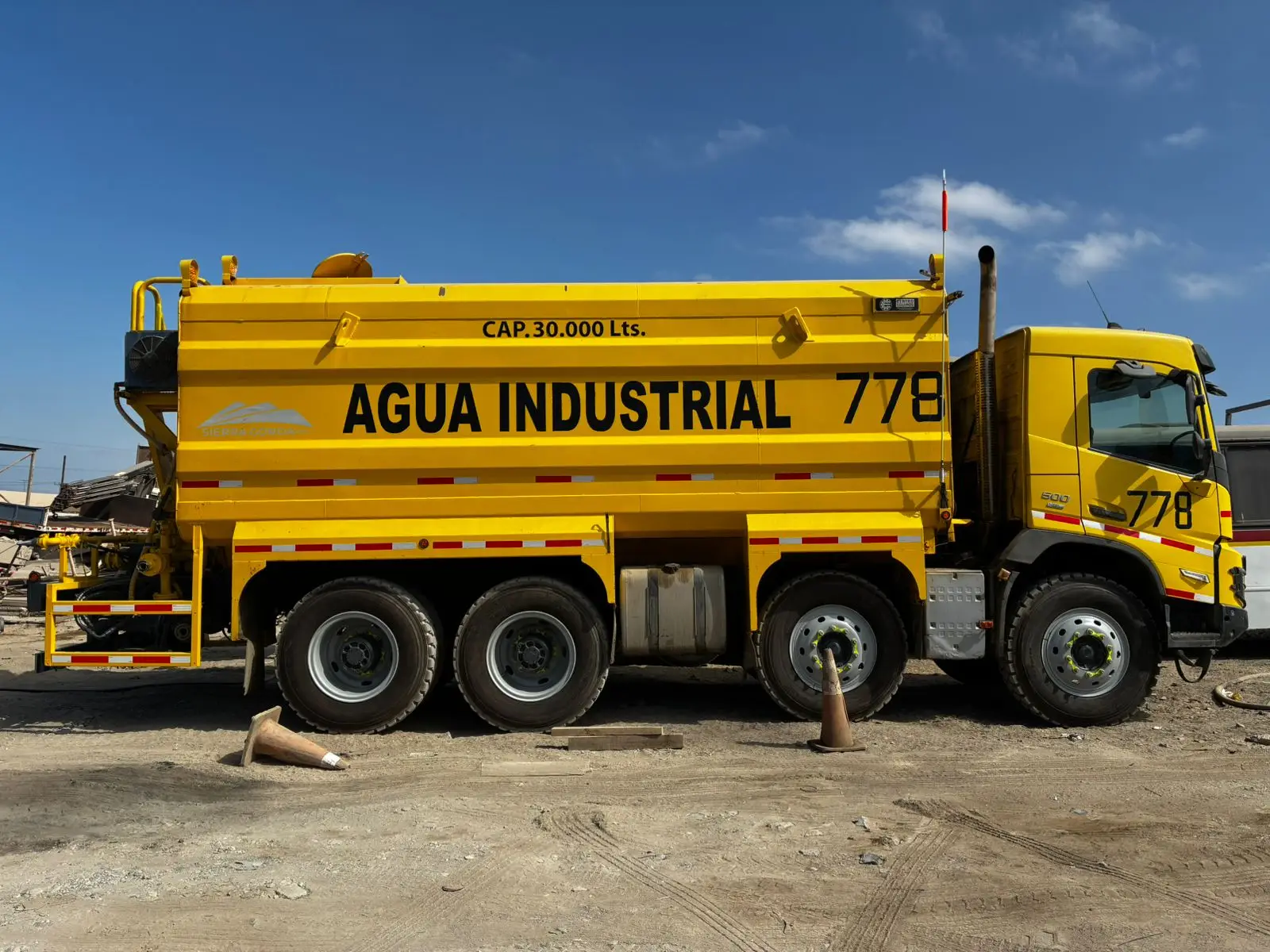 Equipo de trabajo realizando mantenimiento en terreno