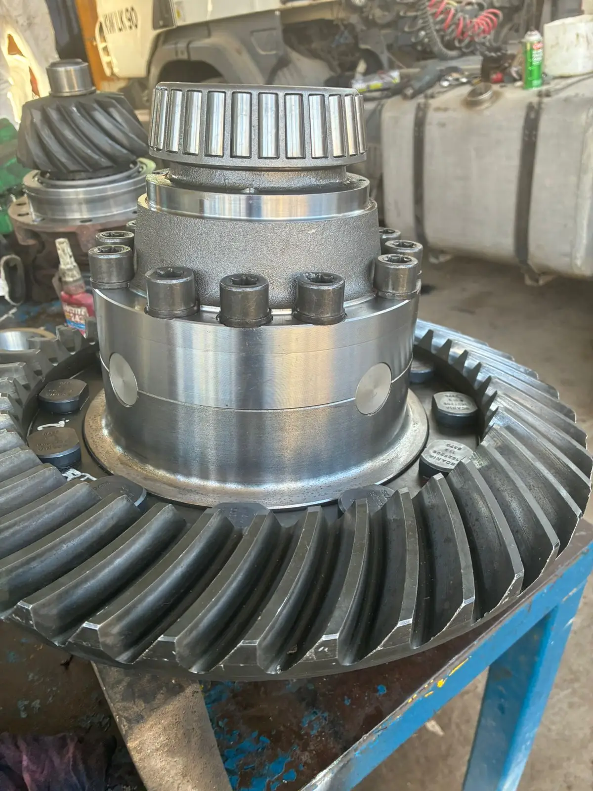 Motor diésel en reparación sobre banco de trabajo