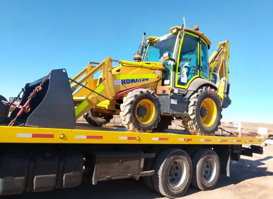 Camión de faena en proceso de mantenimiento
