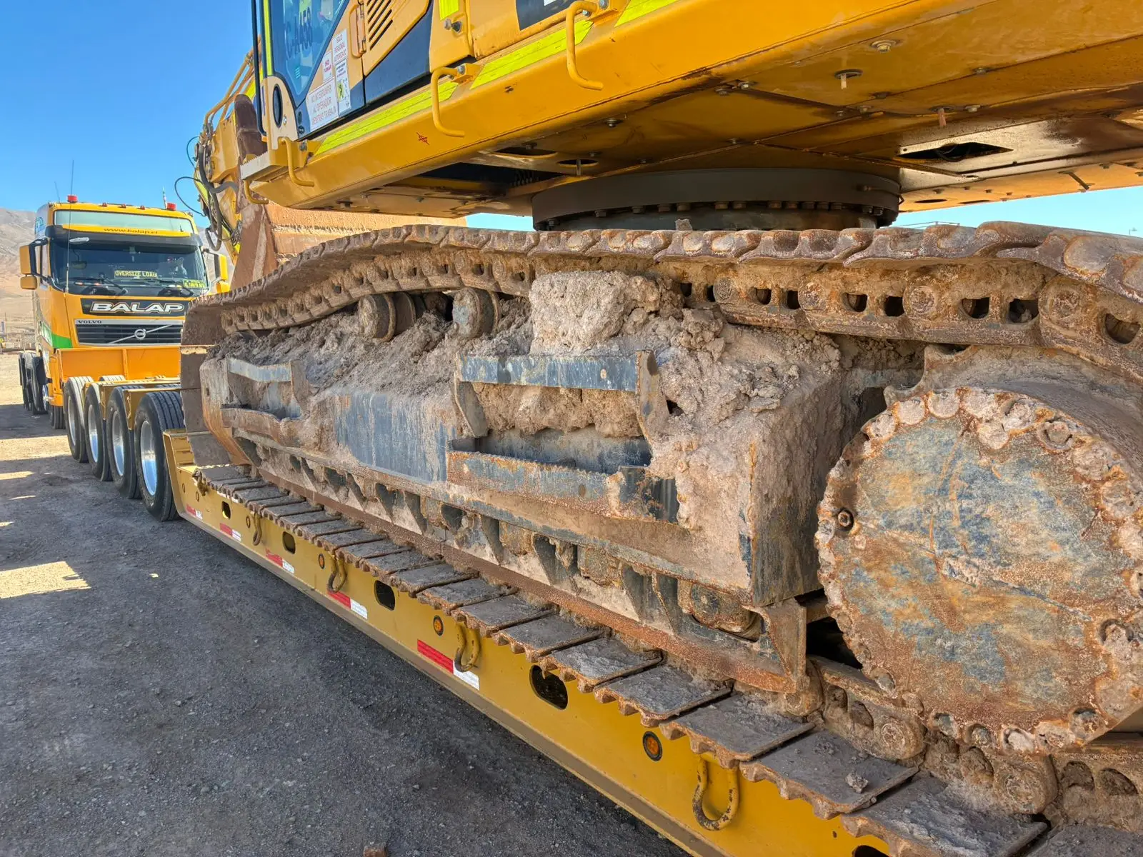 Maquinaria pesada en traslado y calibración